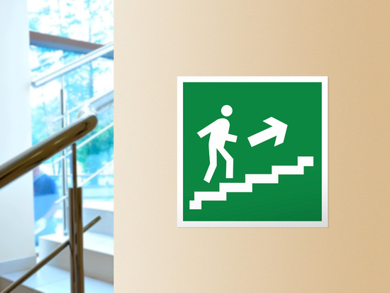 Направление к эвакуационному выходу по лестнице вв